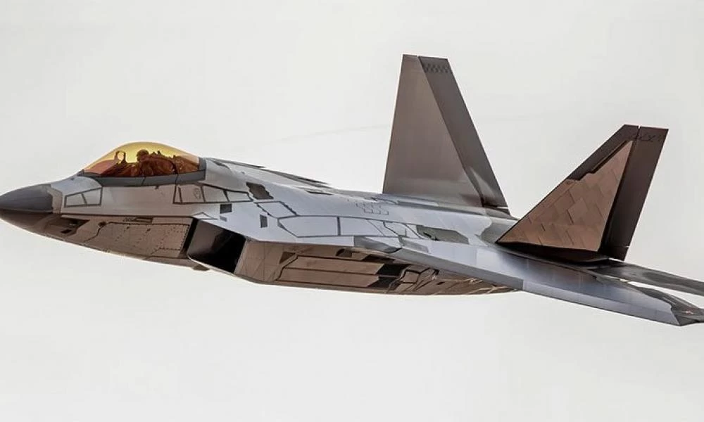 Άγνωστο! F-22 Raptor καλυμμένο με μωσαϊκό από ανακλαστικό υλικό